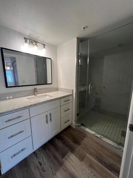 Building Photo - 191 SW Palm Dr