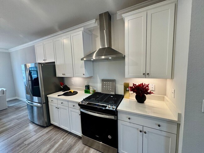 Building Photo - Spacious 3 Bedroom Townhouse