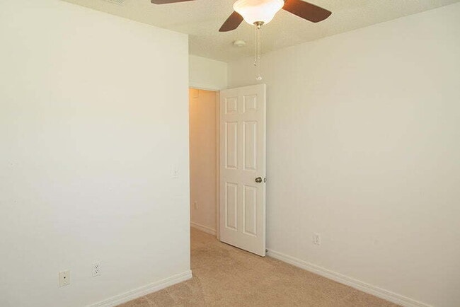 Building Photo - "Coastal Comfort Awaits: Charming 3-Bed, 2...