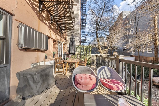 Building Photo - 607 1st St