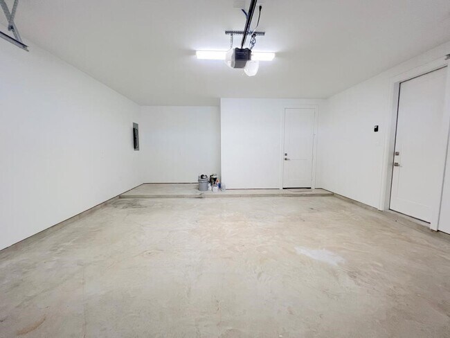 Building Photo - 2122 Blalock Rd