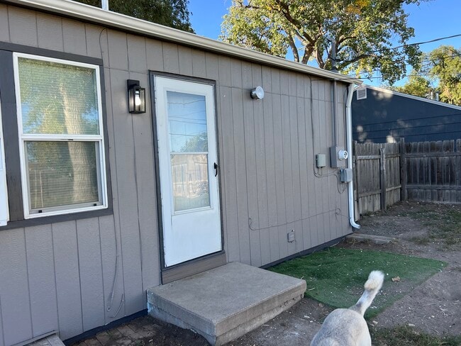 Building Photo - 335 Valley Dr