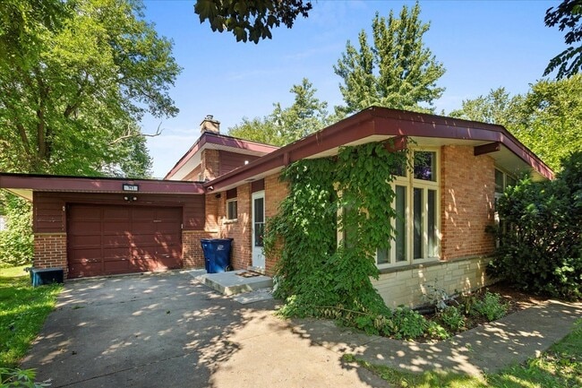 Building Photo - 747 Leclaire Ave