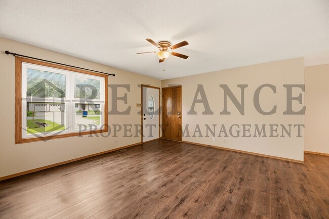 Building Photo - 516 N Lakeside Dr