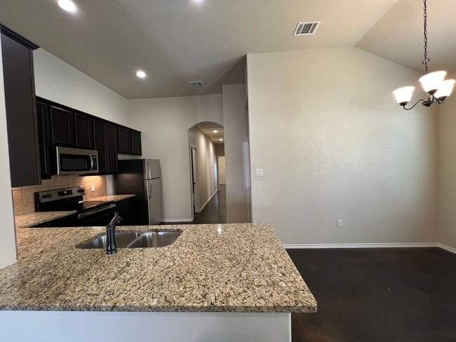 Building Photo - Luxury 3/2 duplex in NBTX