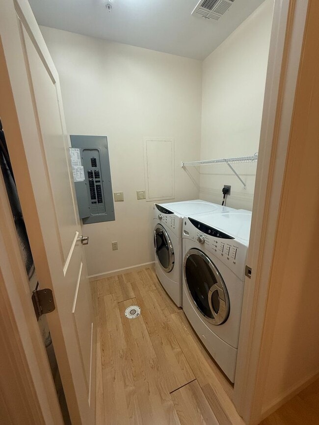 Building Photo - 2-Bedroom Townhome for professionals - The...