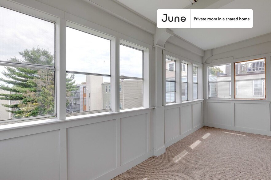 Building Photo - Room in Shared 4 bed/1.5 bath home in South Boston