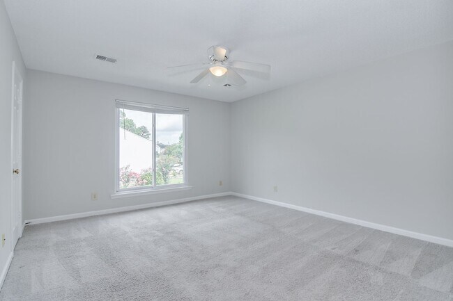 Building Photo - 2 Bed Townhouse!