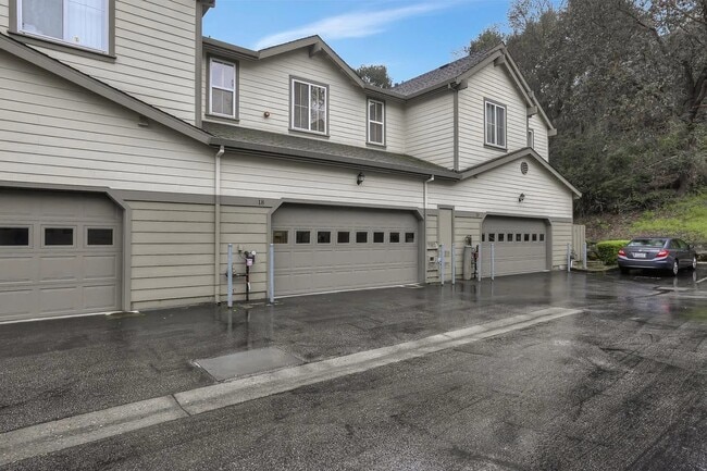 Building Photo - 18 Flora Ln