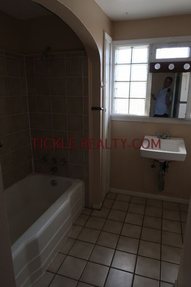 Building Photo - 195 Meigs St