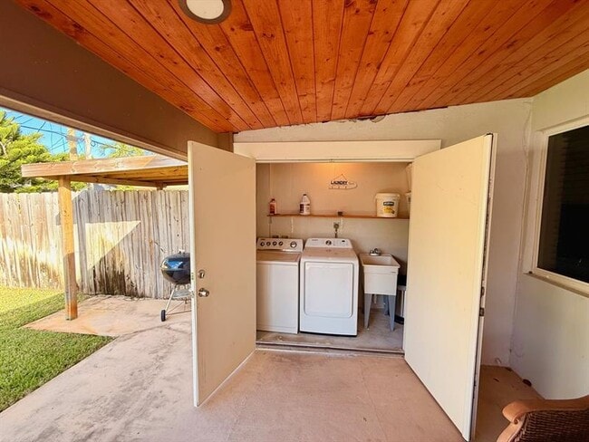 Building Photo - 1941 NE 51st Ct