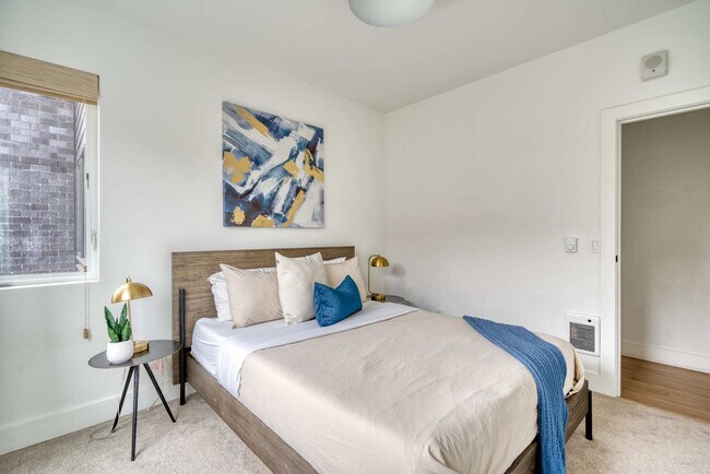 Building Photo - 4980 N Vancouver Ave