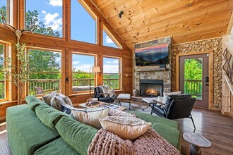 Building Photo - 208 Tunnel Ridge Dr