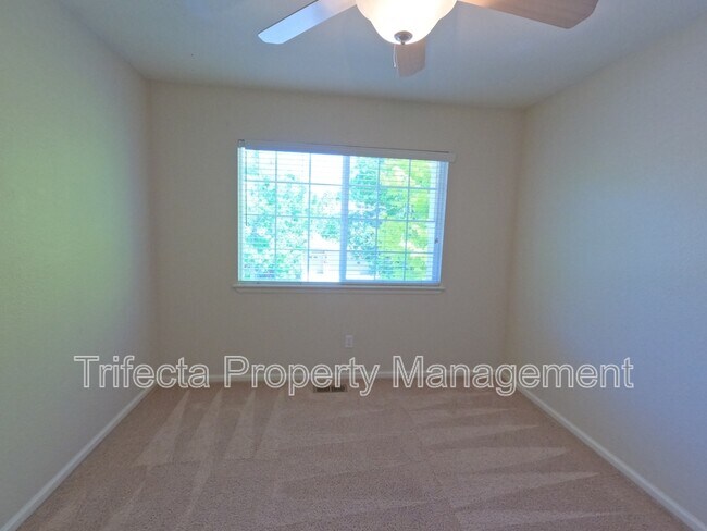 Building Photo - 2215 Harvest St