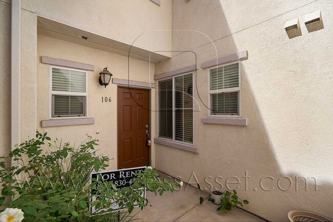 Building Photo - Beautiful 3 Bed / 2.5 Bath Townhouse In Vi...