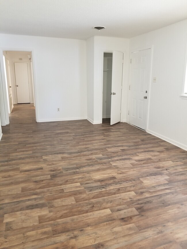 Building Photo - 3144 Woodville Cir