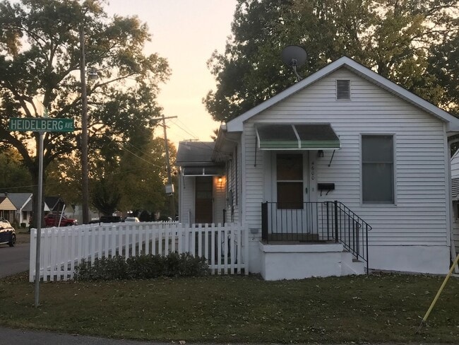 Building Photo - COMING SOON! Cute South County Cottage with White Picket fence, and  Garage