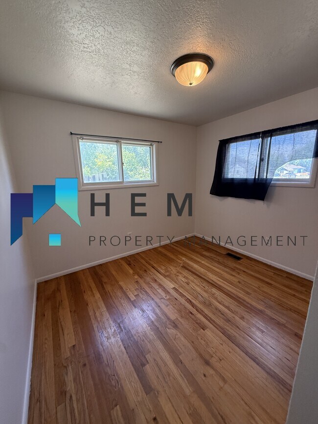 Building Photo - 1480 Calkins Ave
