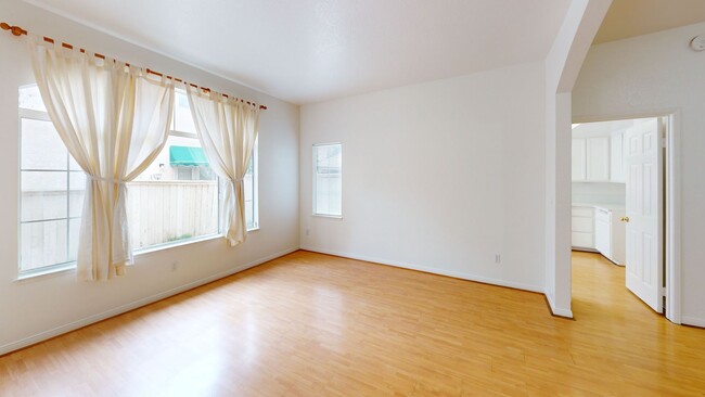 Building Photo - 4 Bedroom 2 1/2 bath two story townhome fo...