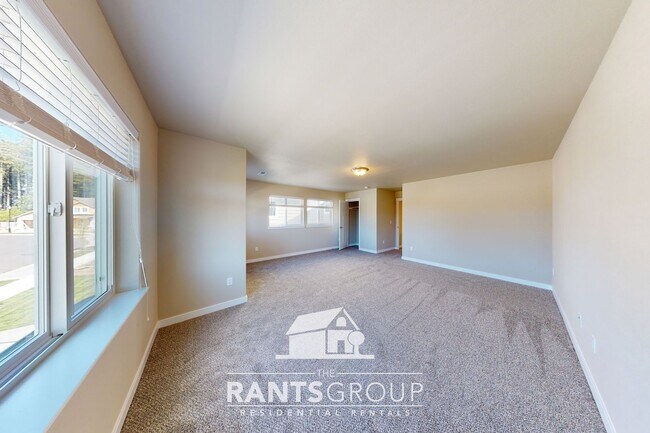 Building Photo - Beautiful Newer Home! Easy I5 access!