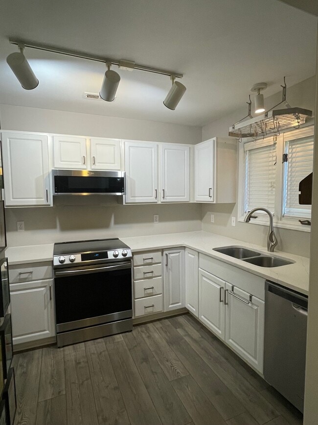 Building Photo - 4215 Sunshadow Ln