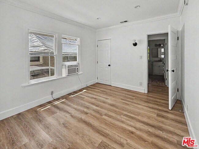 Building Photo - 2139 Holly Dr