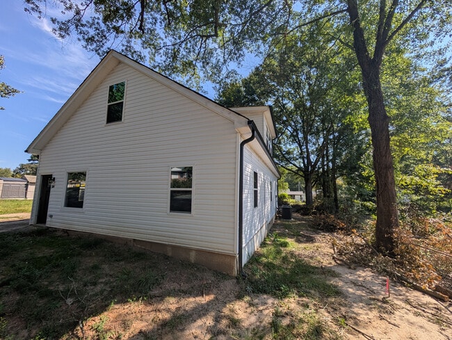 Building Photo - Room in House on Hart St