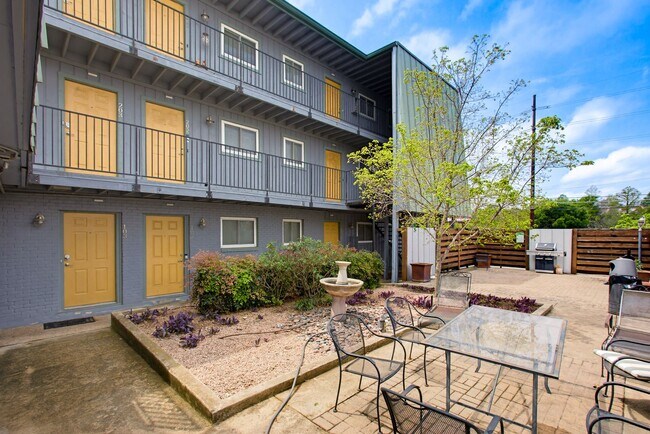 Building Photo - 2 Bed 1 Bath Condo by UT and CapMetro Stop