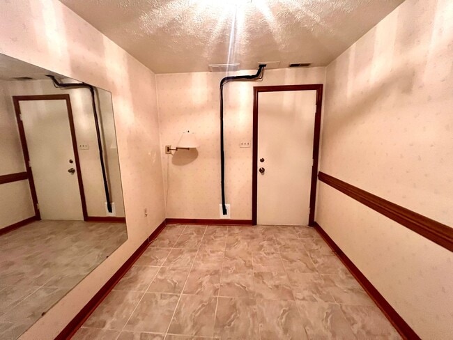 Building Photo - 1256 Queens Dr