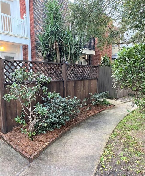 Building Photo - 865 Wilshire Blvd