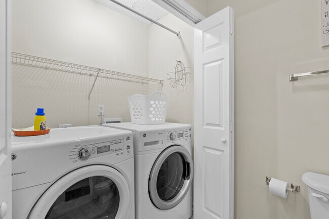 Building Photo - Furnished Rental Modern and clean