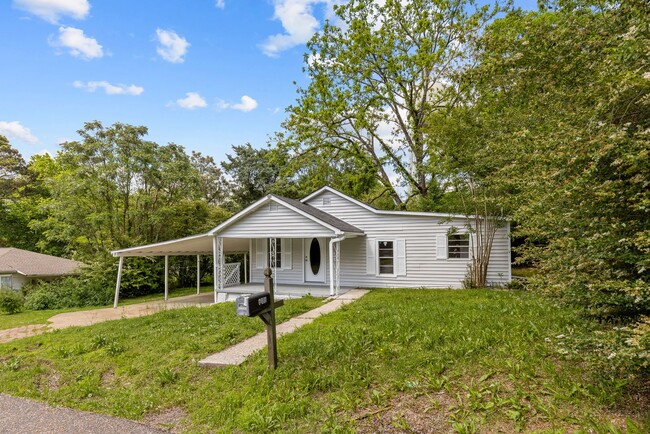 Building Photo - Stunning & Newly Renovated 3 Bedroom 2 Bat...
