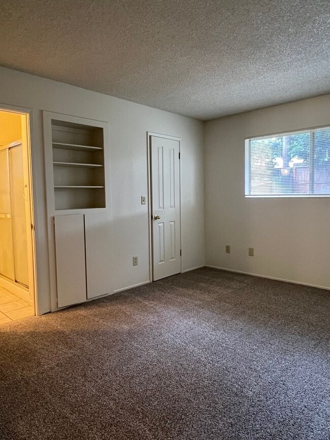 Building Photo - Darling 3 Bedroom House!!