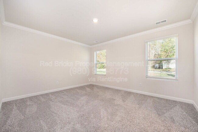 Building Photo - 490 Tayberry Ln