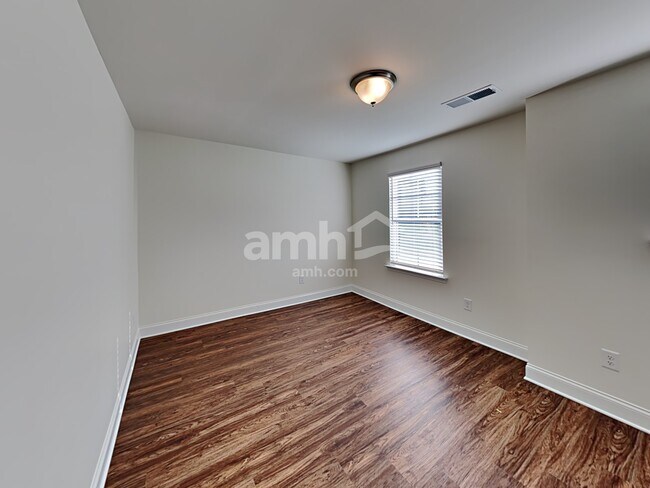 Building Photo - 320 Bourne St