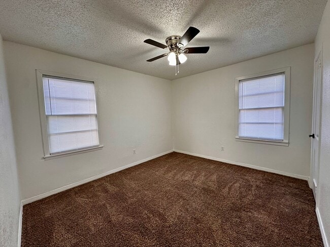 Building Photo - 3120 Chestnut Ave