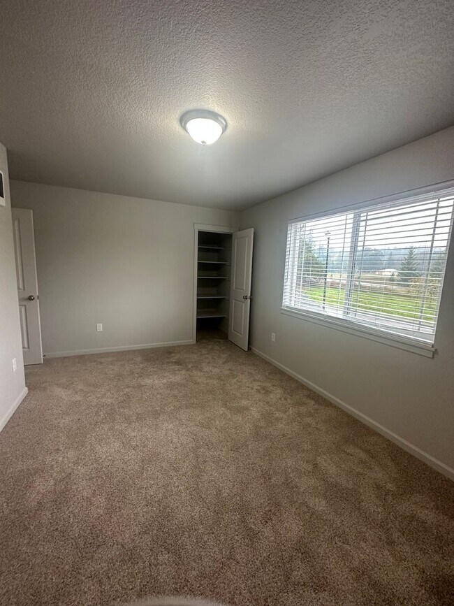 Building Photo - Available now! 3 bedroom ~ 2.5 Bathroom stylish home in Adair Village!