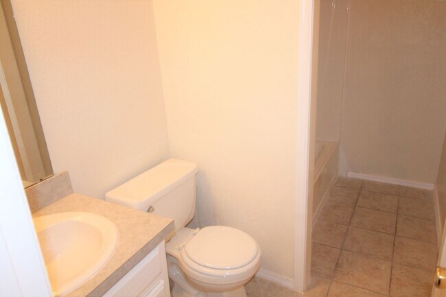 Building Photo - 1707 Jennifer Cir