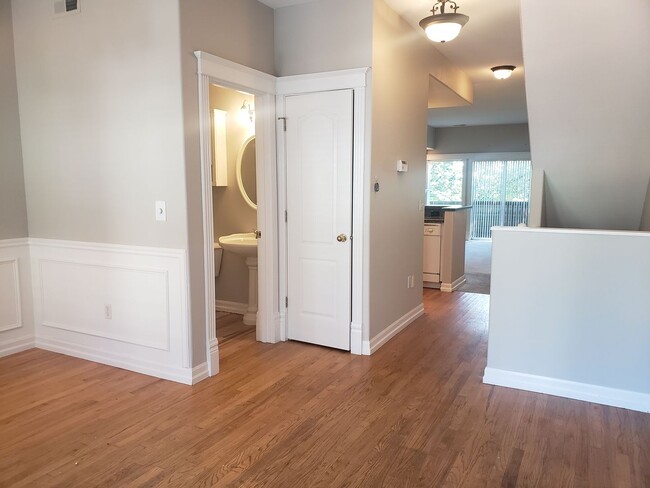 Building Photo - Large 3-bed Townhouse in Terwilliger South