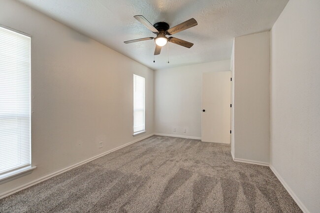 Building Photo - 727 Vicksburg Ave