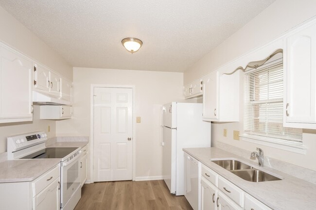 Building Photo - 5530 Oak Branch Cir N