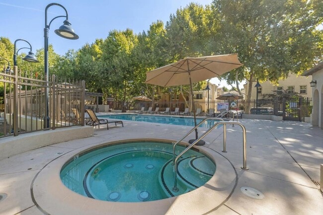 Building Photo - SPACIOUS 3 BEDROOM, 3.5 BATHROOM TOWNHOUSE IN AN EXCELLENT LOCATION. GARAGE. LAUNDRY. BALCONY. A ...