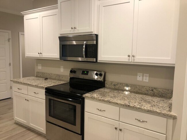 Building Photo - 3 Bedroom/2 Bath 5 minutes from base!!!