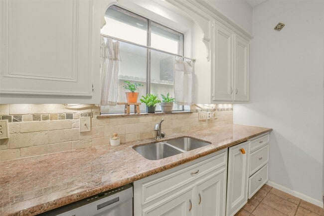 Building Photo - 2423 Nantucket Dr