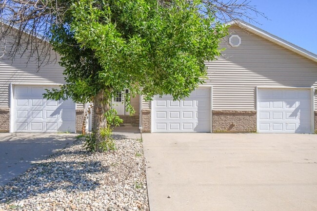Building Photo - Comfortable 3-Bedroom Condo in Brandon – Available Now!
