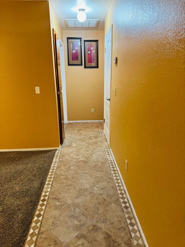 Building Photo - 1530 Burgundy Dr