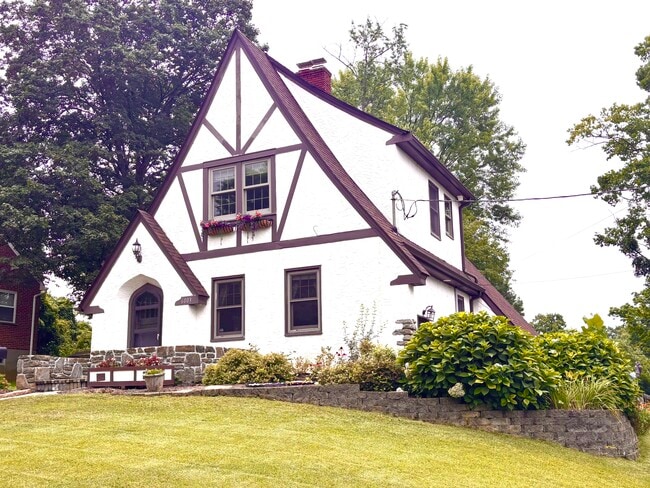 Primary Photo - 6003 Cambridge Ave