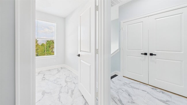 Building Photo - 3413 Daphne St