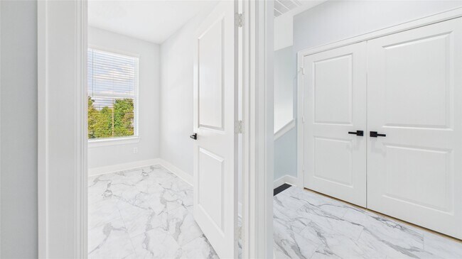 Building Photo - 3415 Daphne St