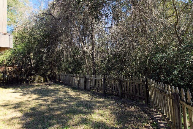 Building Photo - Central Niceville Location